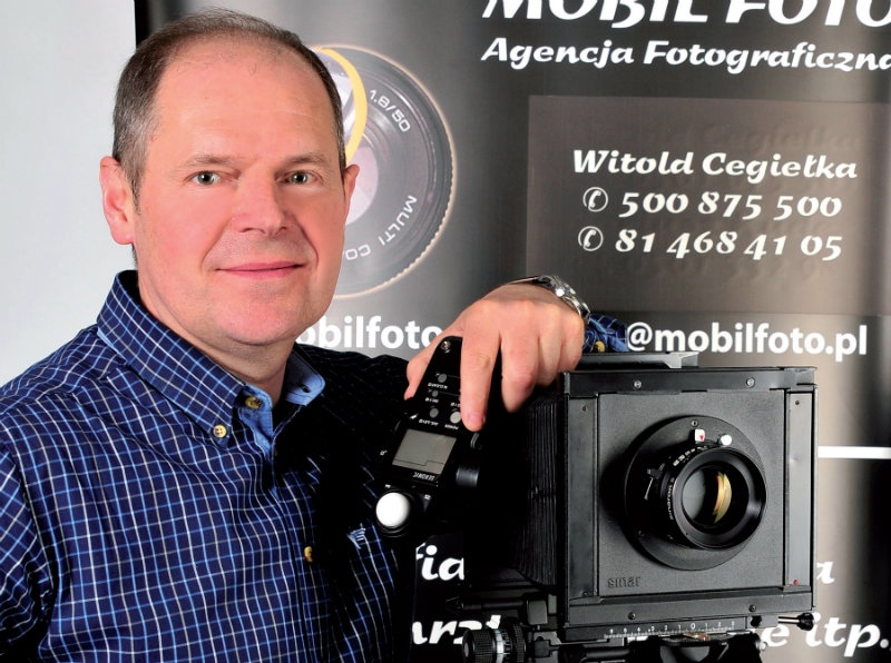 Witold Cegiełka z aparatem fotograficznym
